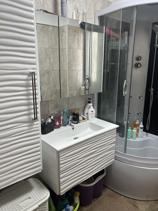 Vand apartament cu 2 camere zona 1 mai et.3/4 135000 euro negociabil