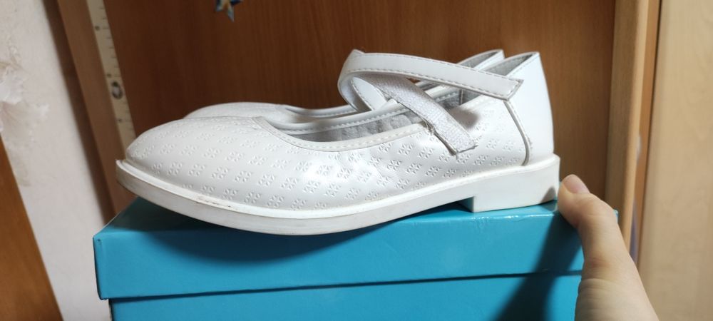 Продам белые туфли на девочку состояние новых