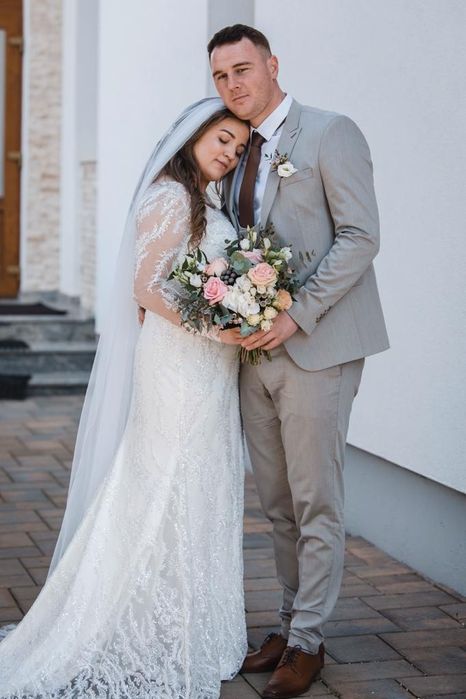 Vand rochie de mireasa lucrata manual noua