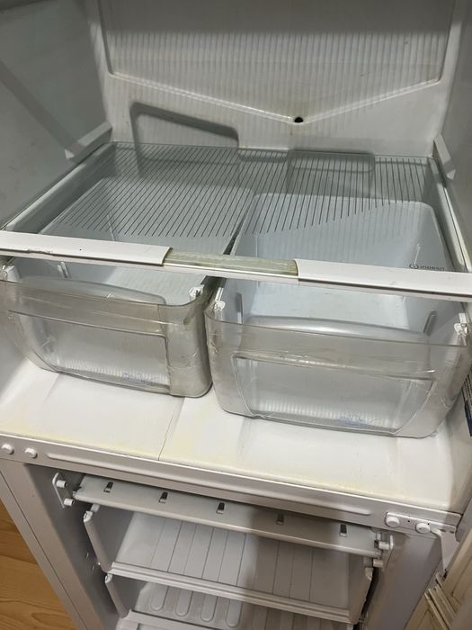 Холодильник б/у индесит , высота 1,70 см.