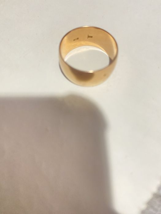 Золотое обручальное кольцо