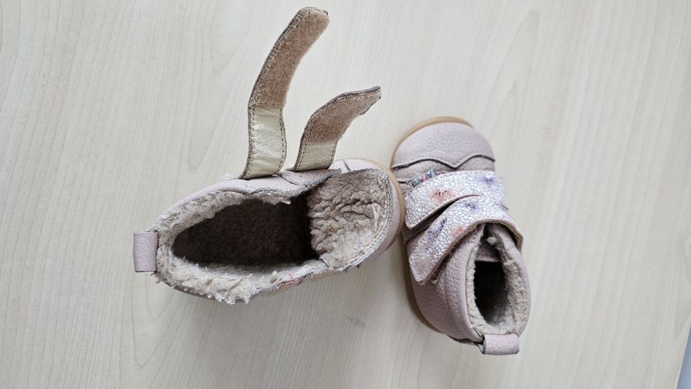 Vând bocanci imblaniti