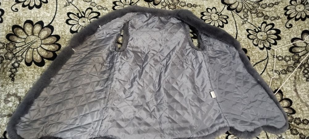 Продам меховой жилет для девочки