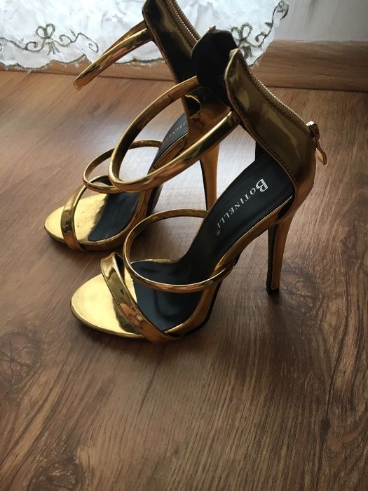 Sandale in stare ff buna, purtate o singura data, marimea 37