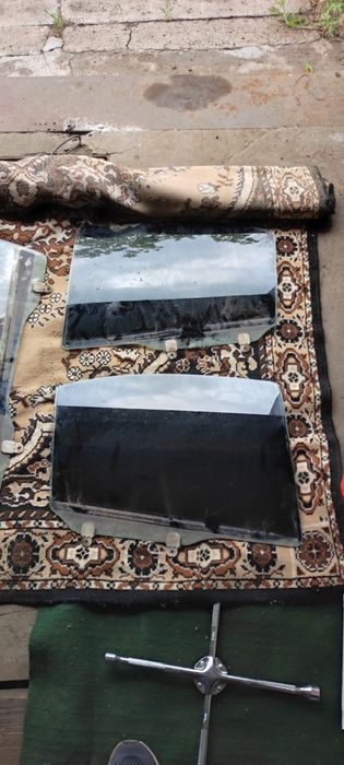 Стёкла в двери Мицубиси Лансер 10.