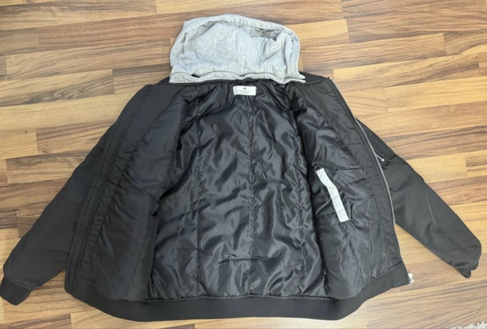 Geaca cu gluga detasabila. Anti vant