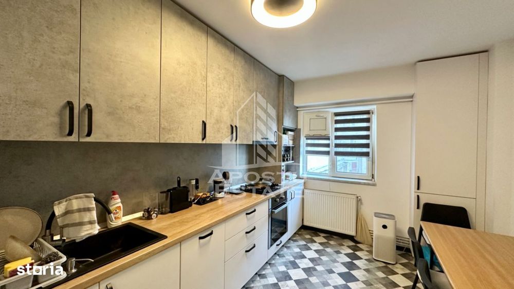 Apartament de vanzare cu 3 camere si garaj, etajul 1,  Aradului