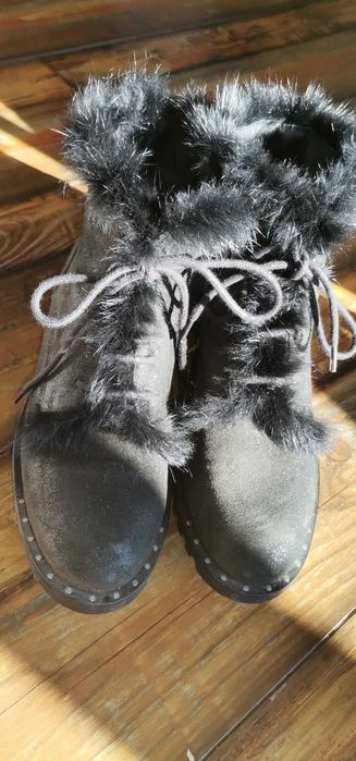 Дамски елегантни боти с естествен пух.