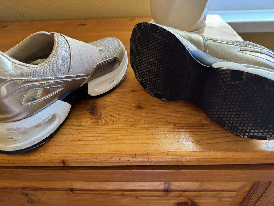 Маратонки в златисто