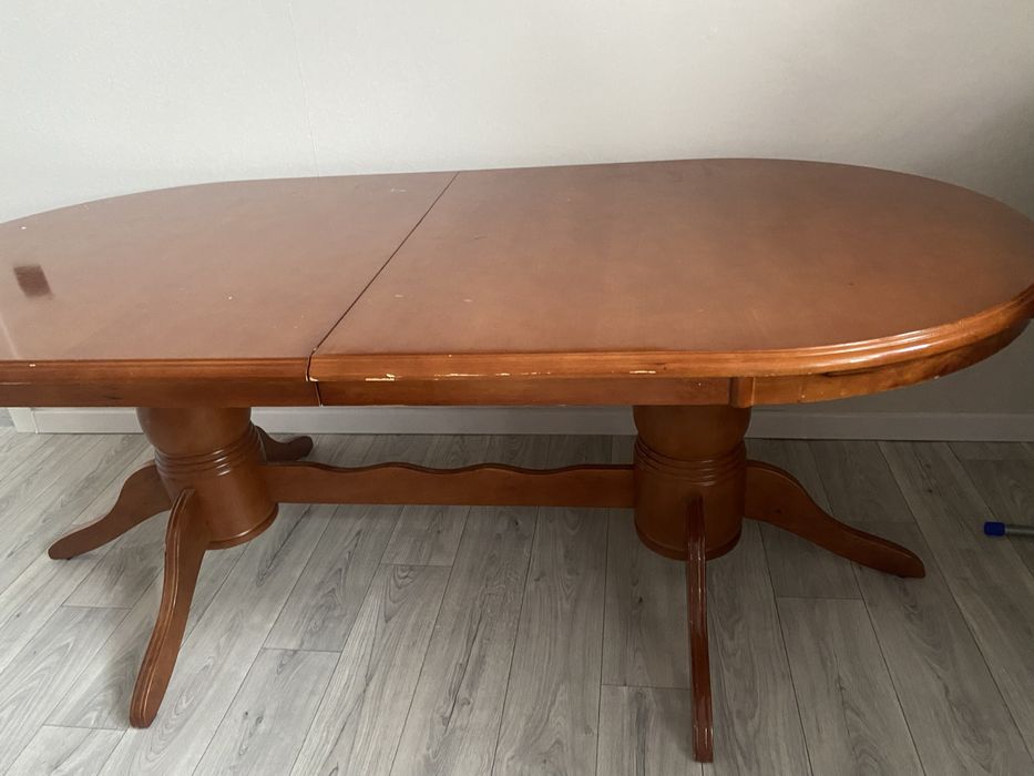 Стол со стульями для гостевой