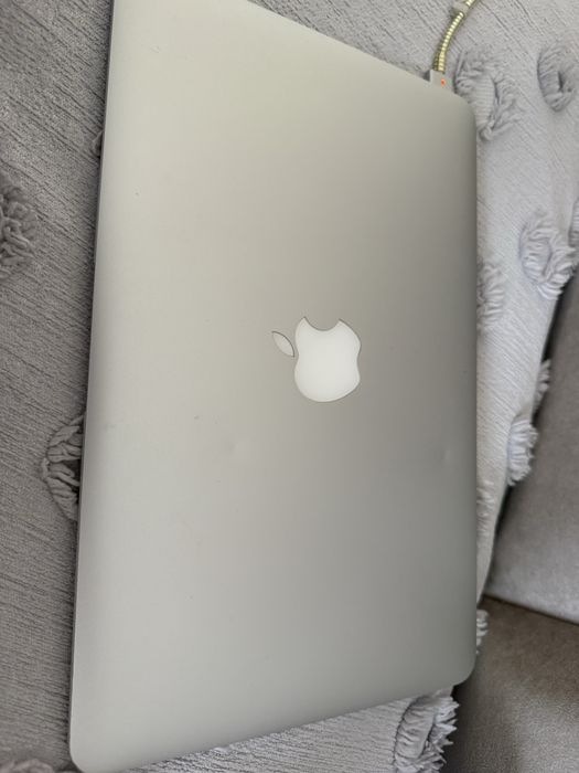 Продам Macbook air 11