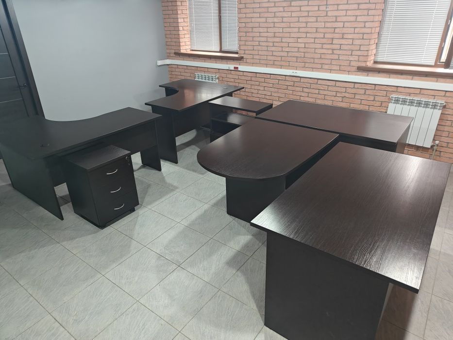 Продается комплект офисных столов