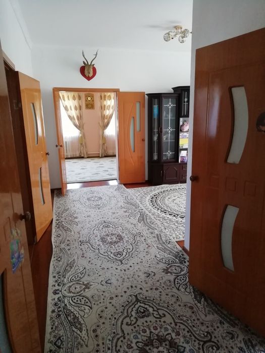 Шанхайда бір қорада екі уй сатылады.