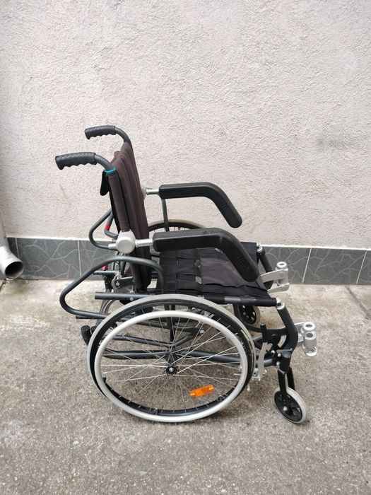 Scaun cu rotile cu funcția de ridicare pe vertical