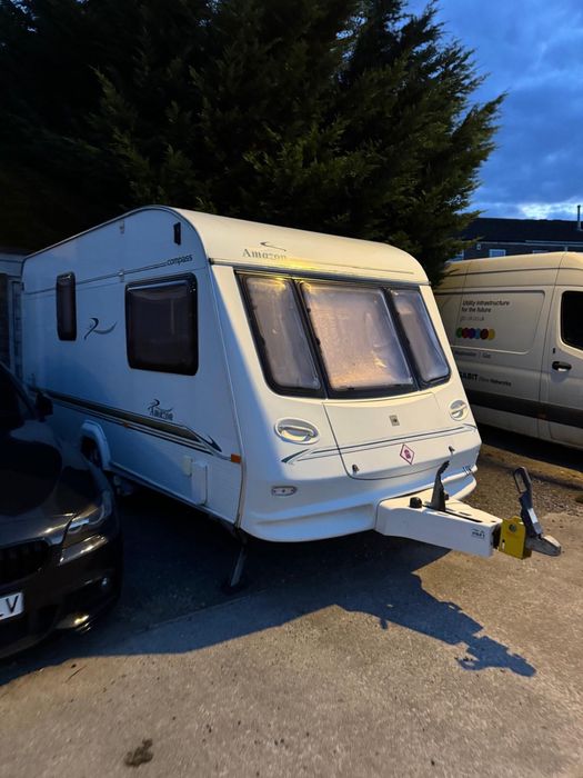 Rulotă Compass Corona 482 – Motor Mover – Complet Utilată – Fără Infiltrații