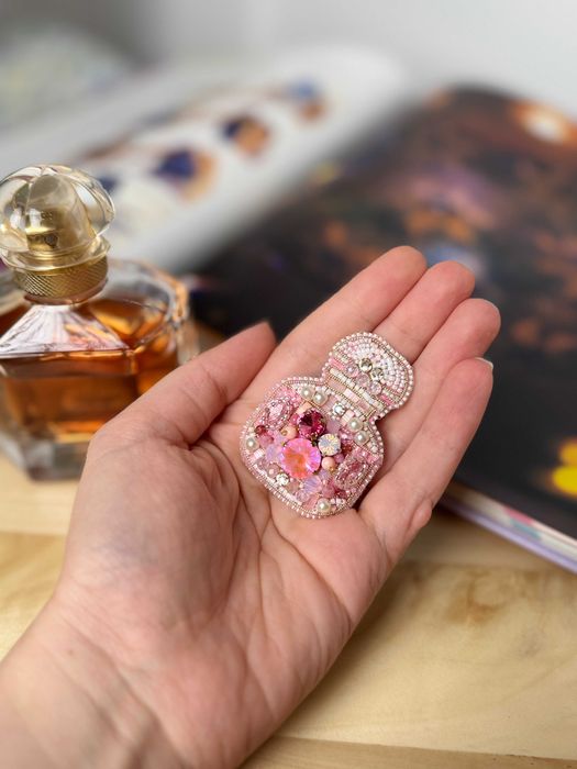 Brosa parfum "Mon Guerlain" brodata manual cu margele si cristale