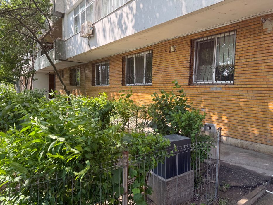 Vând apartament două camere str George Coșbuc parter