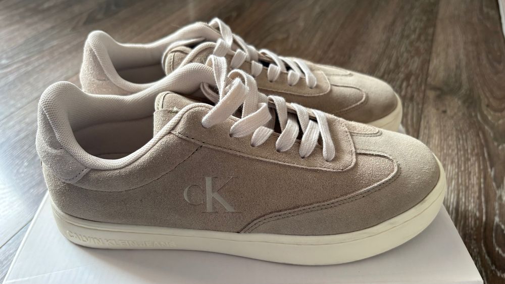 Бежови велурени мъжки обувки