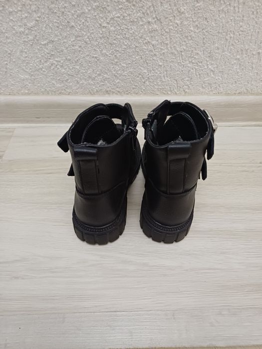 Ghetute si cizme zapada fetita