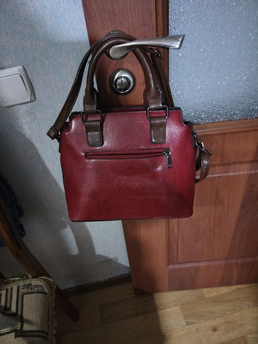 Продаеца сумка женска коженная