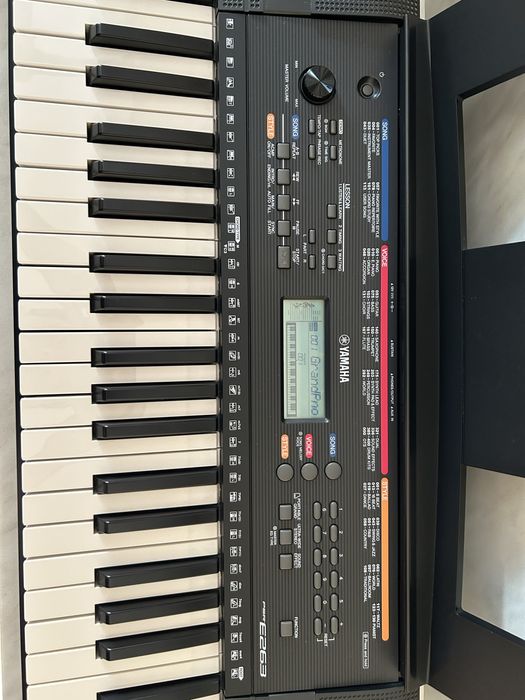 Продам синтезатор Yamaha PSR E263
