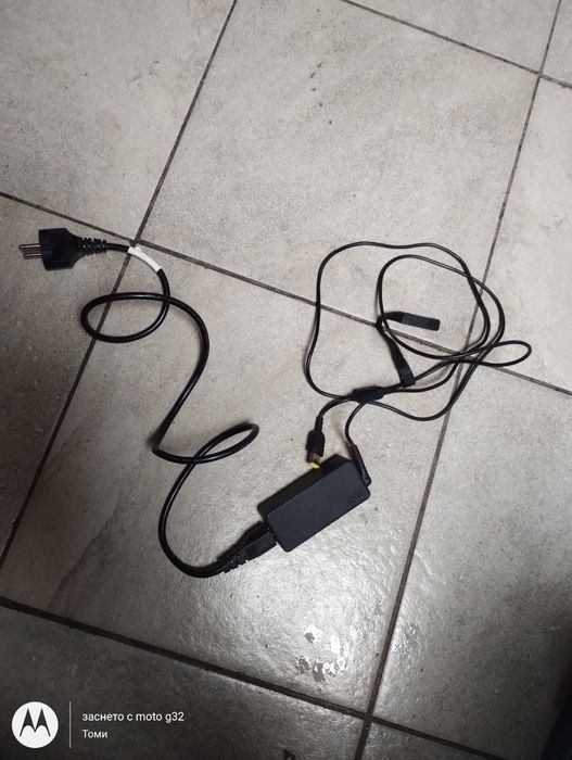 Продавам зарядно устройство за лаптоп леново