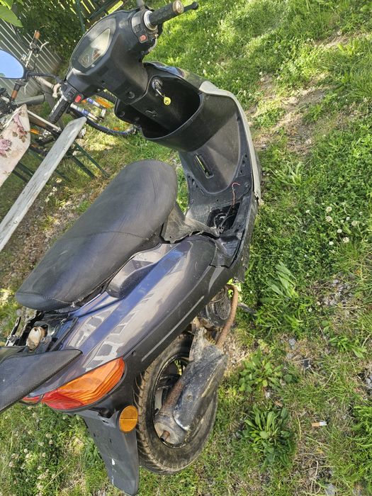 Scuter 49cc, stare buna de funcționare doar trebuie făcută pedala sau sa baterie și electro motor dau și toate piesele care le am a lui!!..