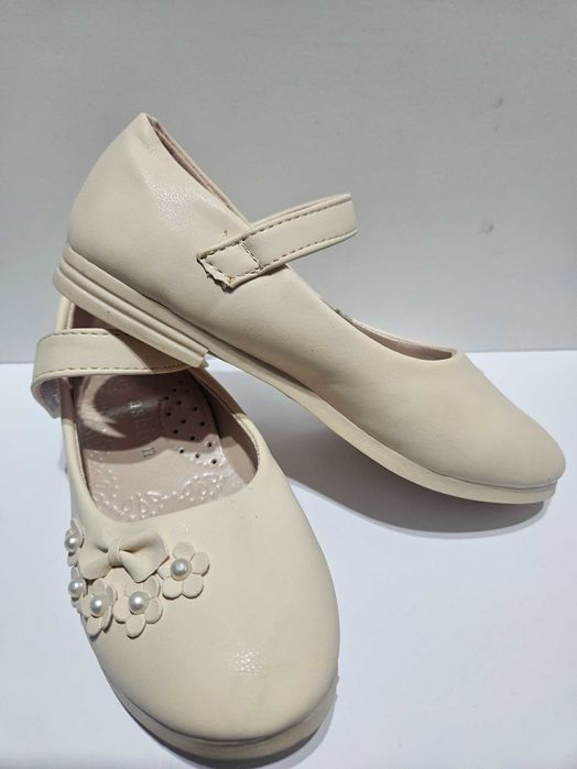Кремави детски обувки с перлички и цветчета