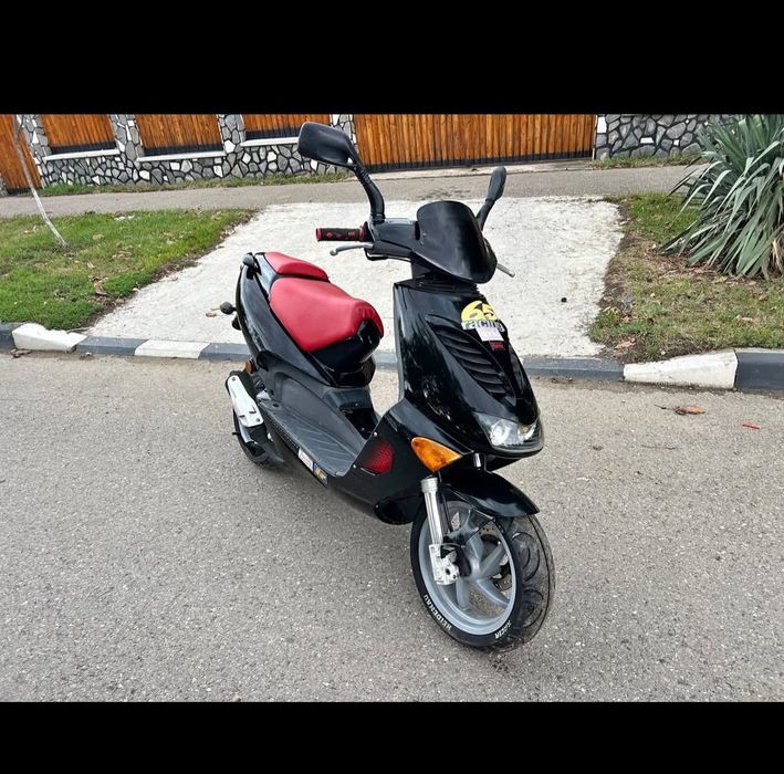 Vând aprilia sr 49 cc