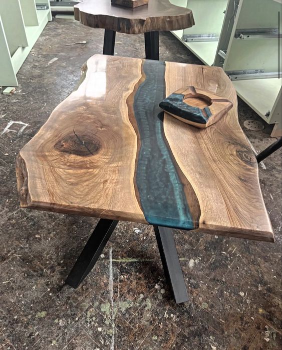 Налична холна маса от масивно дърво орех и епоксидна смола