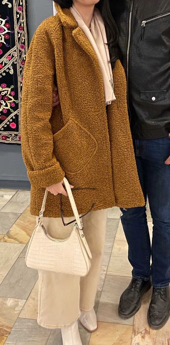 Пальто-шубка коричневого цвета с карманами