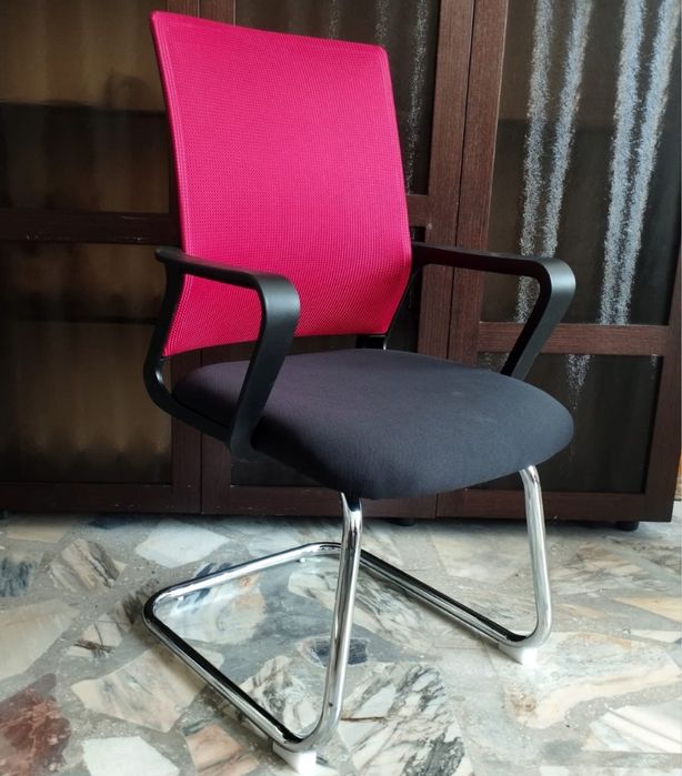 Красное кресло на полозьях