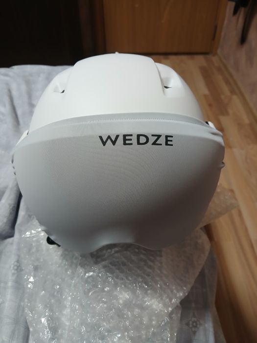 Каска за ски нова.