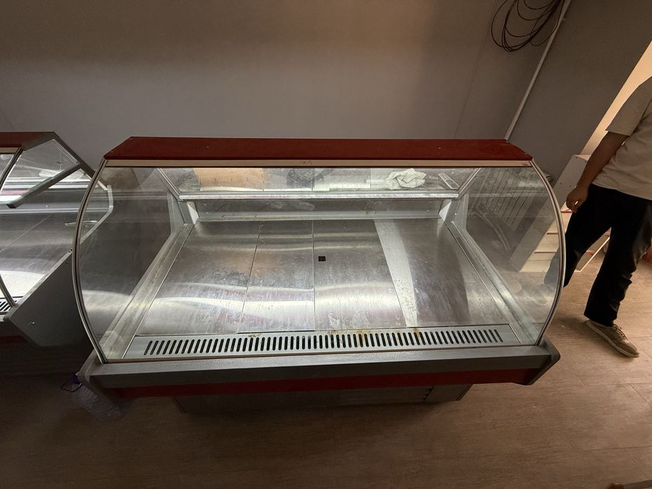 IkktaVitrina xolodilnik ichrlari nerjavikadan qilingan xolati yengidek