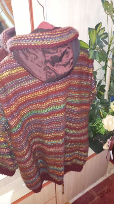 Ръчно плетена вълнена жилетка с качулка