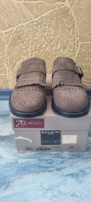 Pantofi din piele noi