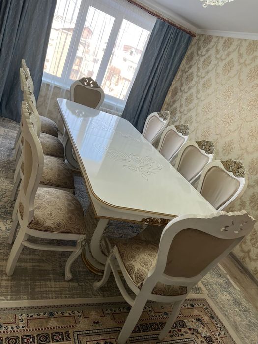 Большой стол для гостей.