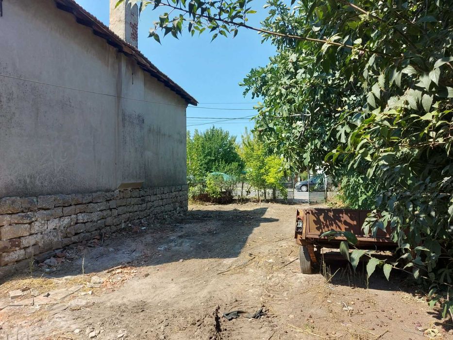 Къща с масивна постройка