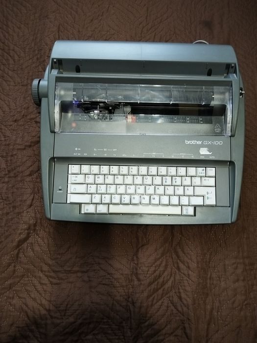 Продавам отлично работеща пишеща машина