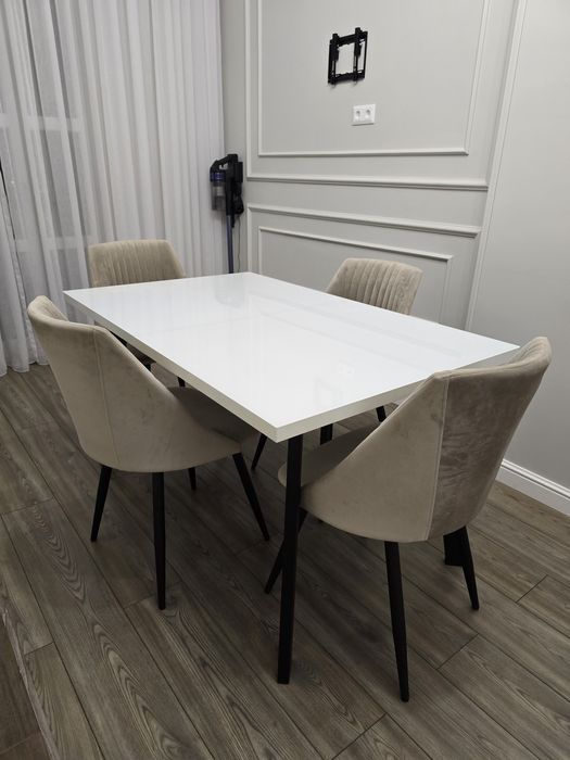 Продам кухонный стол и стулья