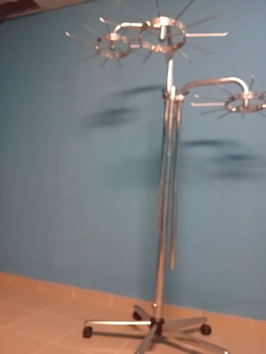 Stender pentru haine pret fix 400 lei/ buc . ANUNT VALABIL.