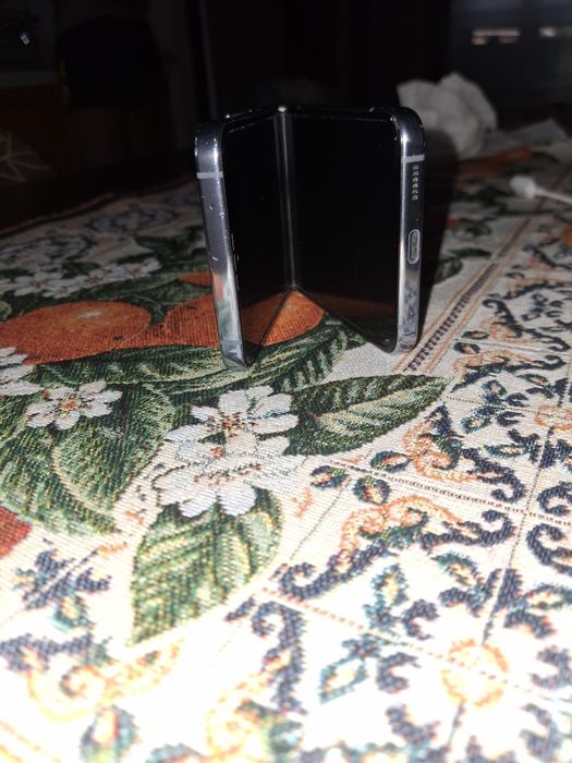Vând un Galaxy Z Flip 4