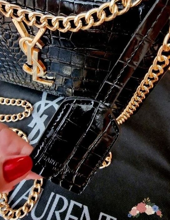 Geanta damă model croco, accesorii metalice aurii, saculet, etichetă