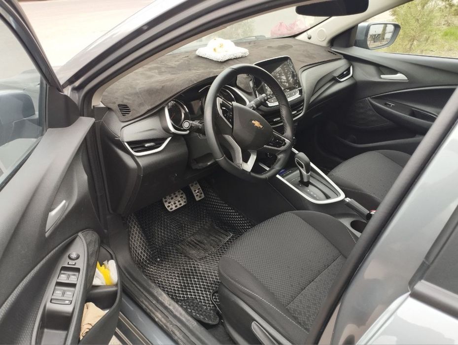 Onx moshinasi sotiladi