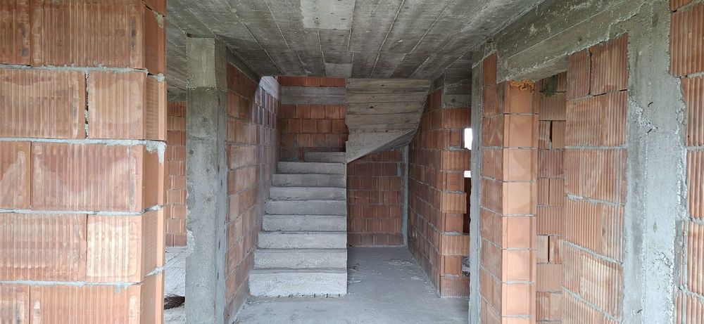 Vând sau schimb casă la roșu P+M intabulată cu utilități branșate amplasată pe colț cu doua intrări la strada principală