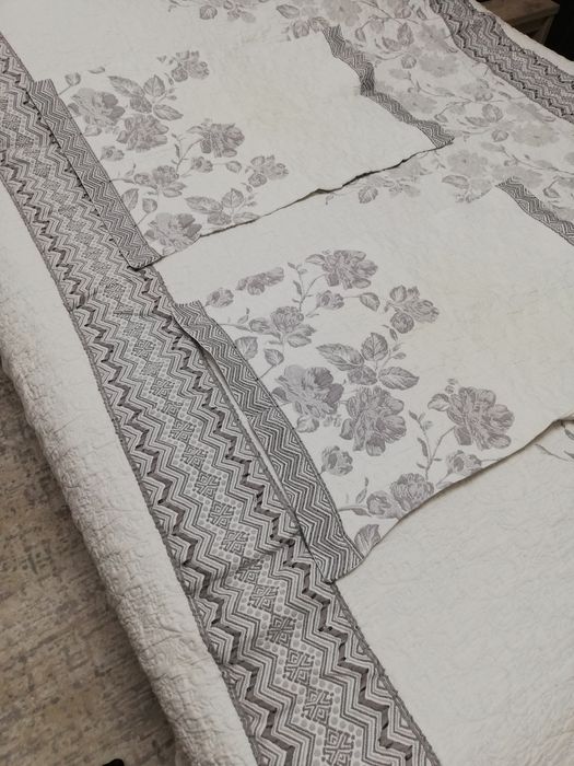 Продам покрывало на кровать.