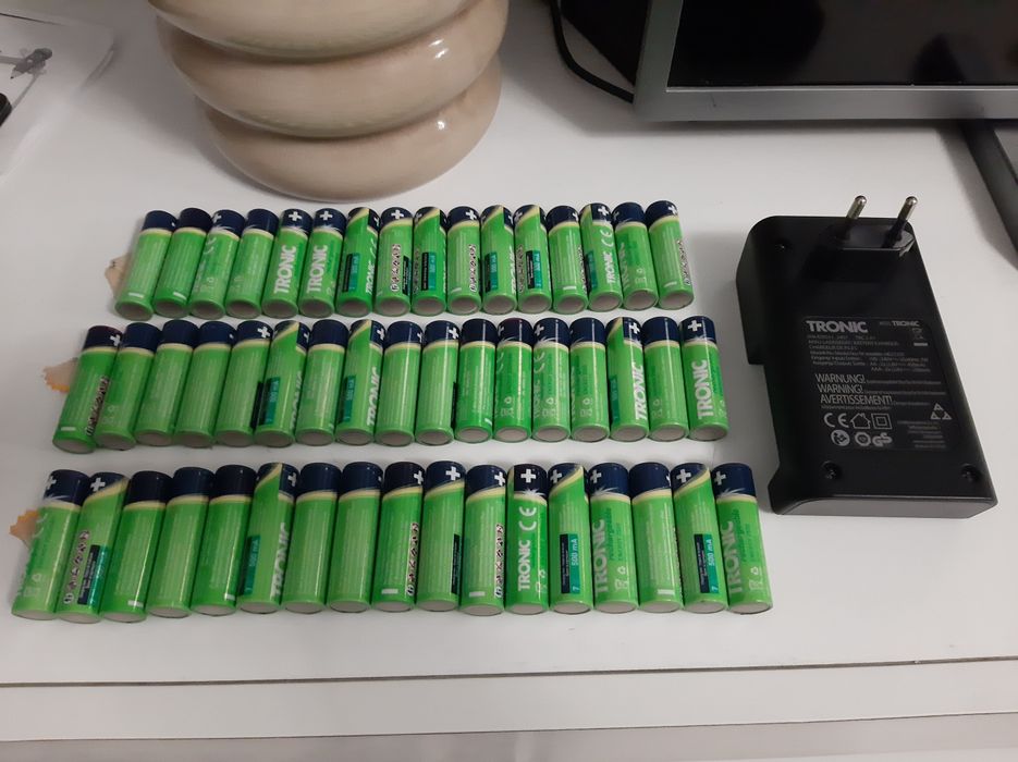 Pachet 50 acumulatori reincarcabili Tronic AA 2500 mah  + incarcator Tronic.