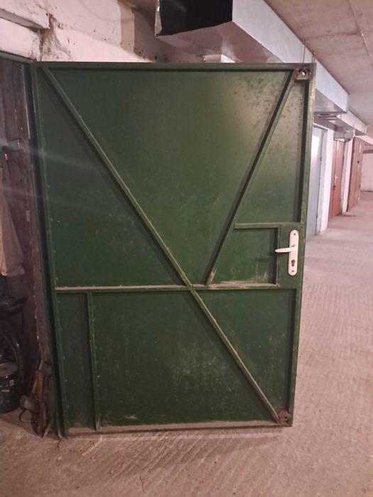 Продавам метална гаражна врата