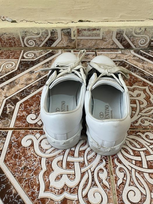 Продавам маратонки VALENTINO, номер 37. Носени са няколко пъти и са в много добро състояние. Няма сериозни забележки.