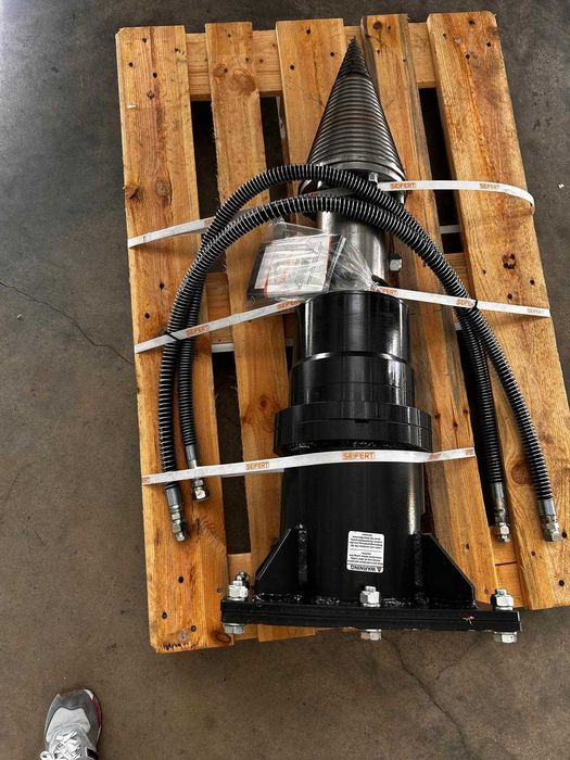 Con despicator hidraulic de spart lemne